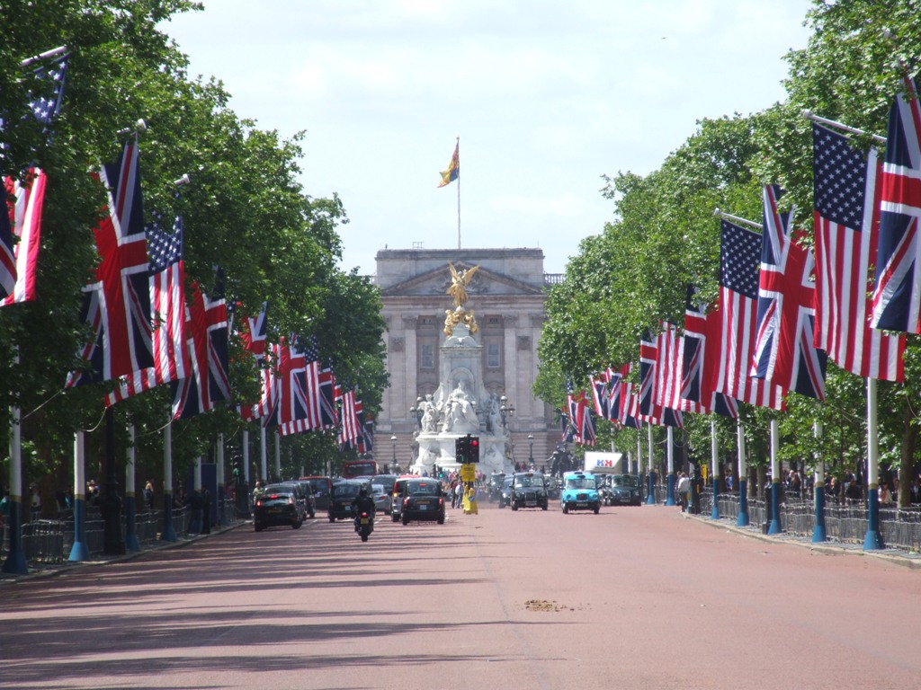 Peter's Random Travel Blog They're Changing Guards at Buckingham Palace...