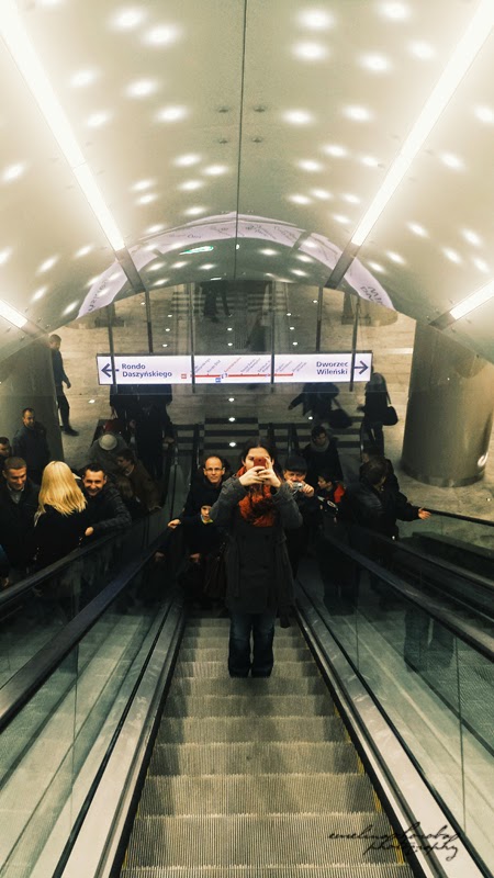 Metro Nowy Świat, Warszawa, ludzie, schody, kosmos, 