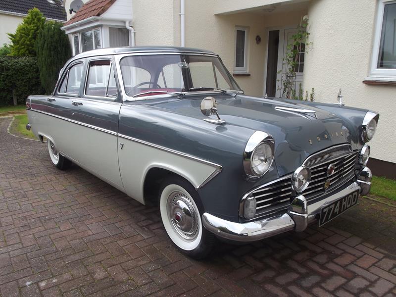 14+05+1960+Ford+Zodiac+Mk+II,+two+tone+grey.JPG