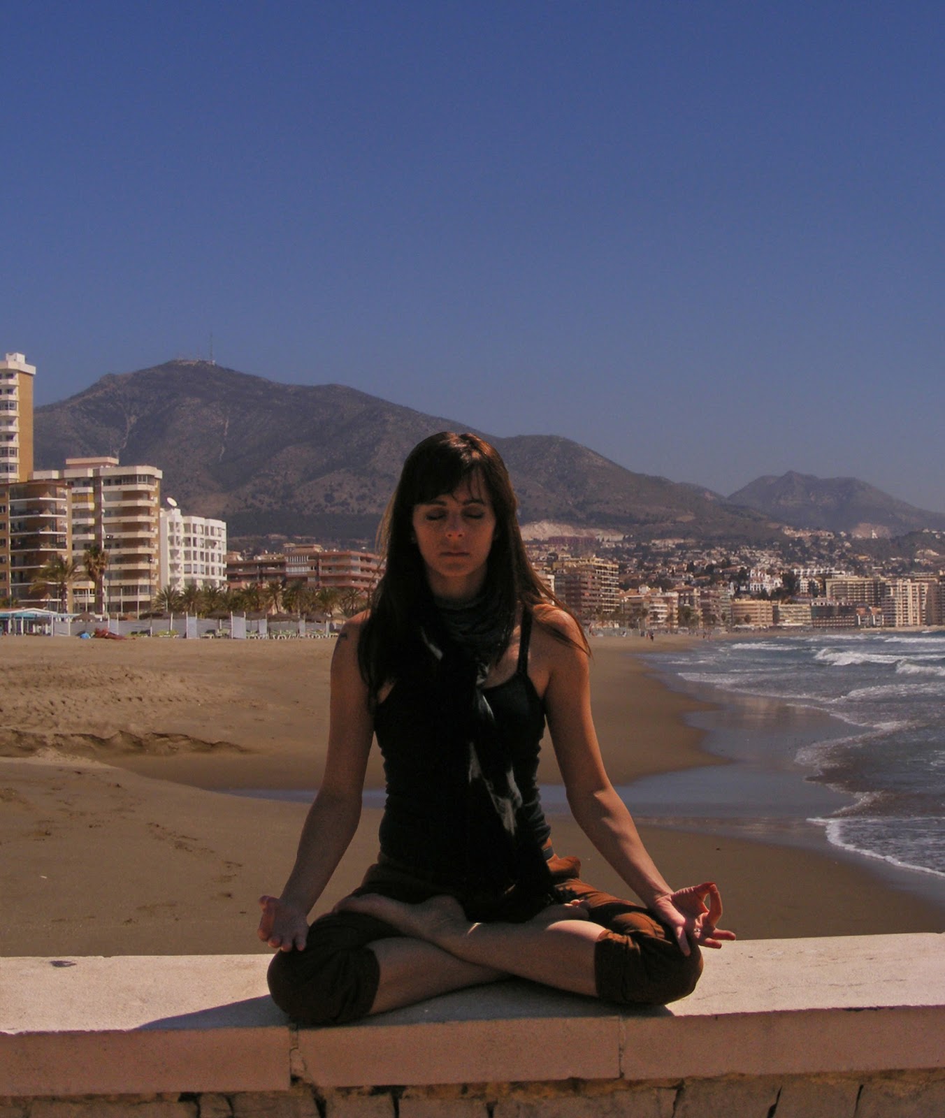 moi en lotus sur la plage de Malaga, Espagne