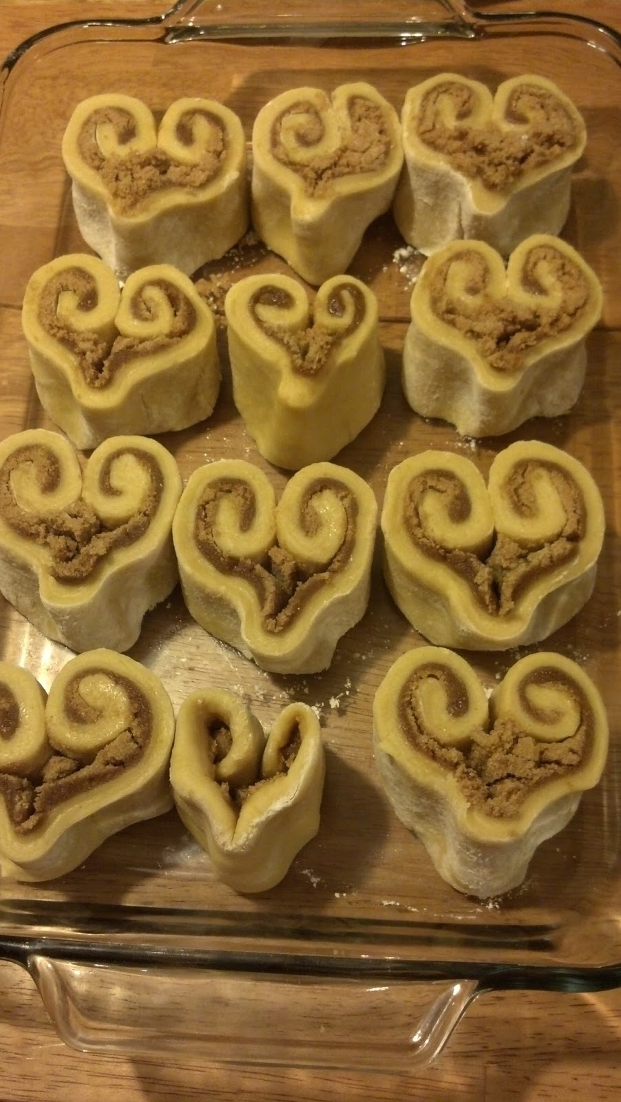 HoneyBeeHive: Valentine's Day Heart Cinnamon Rolls