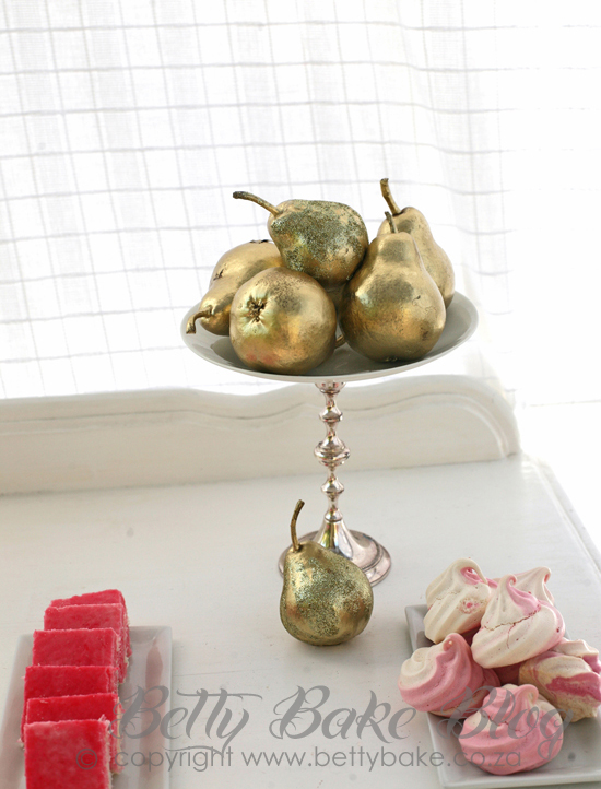 bling party, gold cake, sparkly, shiny, glitter, gold pears