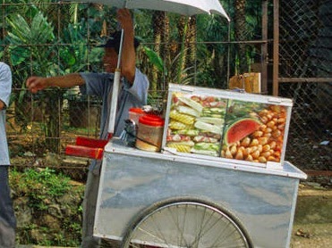 Inspirasi Belajar Dari Tukang Rujak Di Tengah Hujan Pecinta Ilmu Dan Hikmah