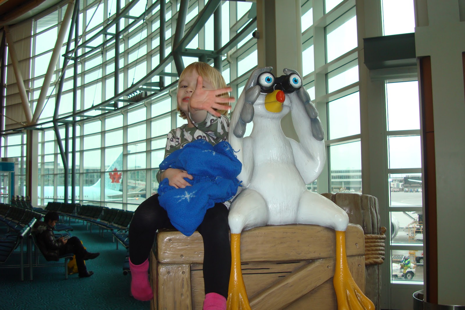 Traveling With Kids: Flying with kids: 10 ways to pass time at the airport