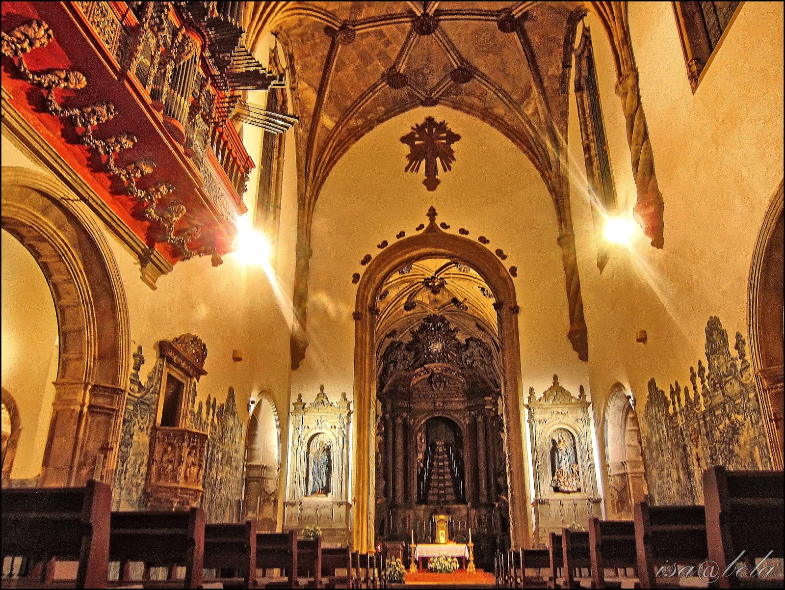 UM PIGO DE LUZ Interior do Mosteiro Santa Cruz / Coimbra
