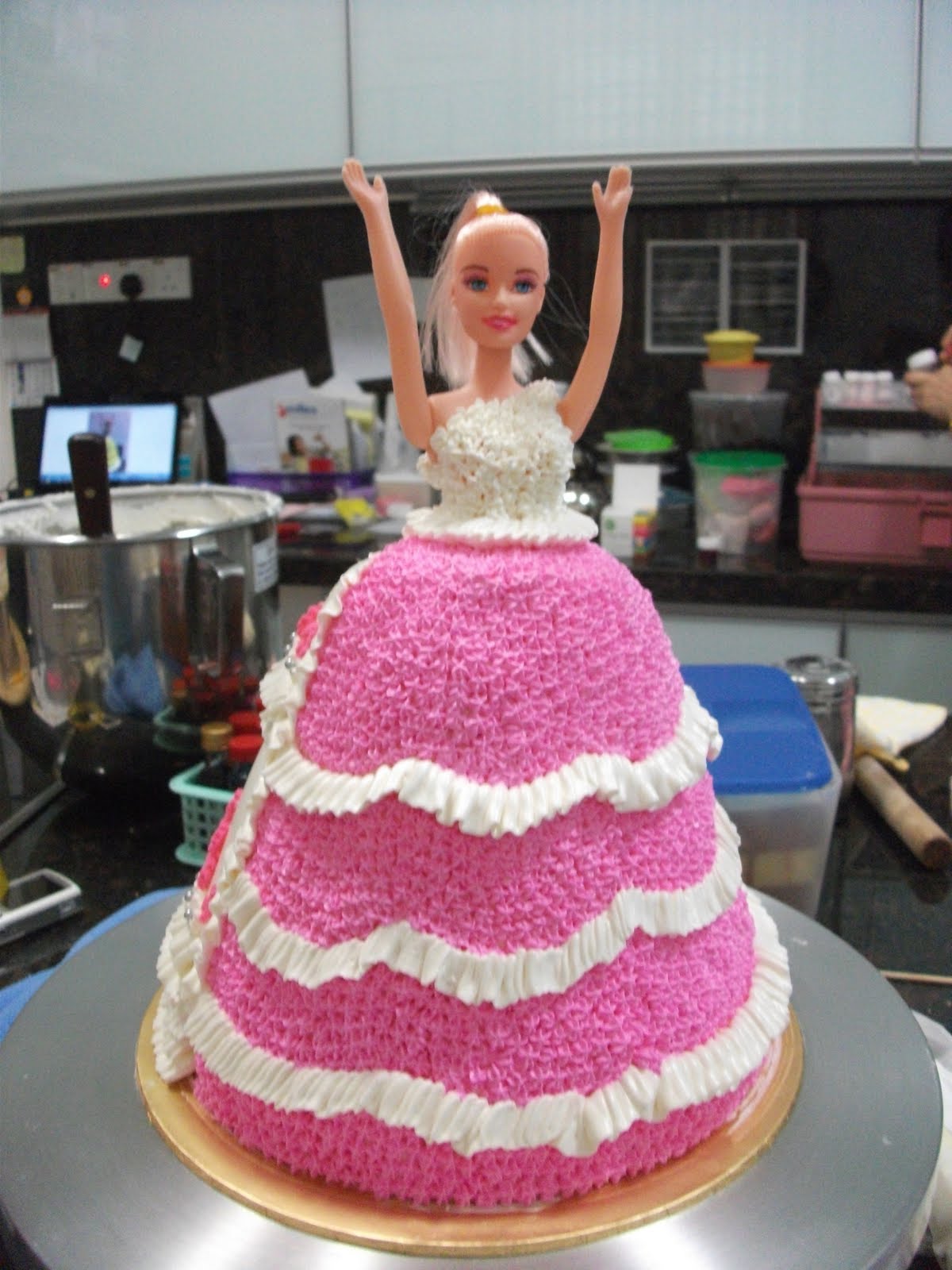 芭比娃娃奶油蛋糕的做法_【图解】芭比娃娃奶油蛋糕怎么做如何做好吃_芭比娃娃奶油蛋糕家常做法大全_Cocolin_豆果美食