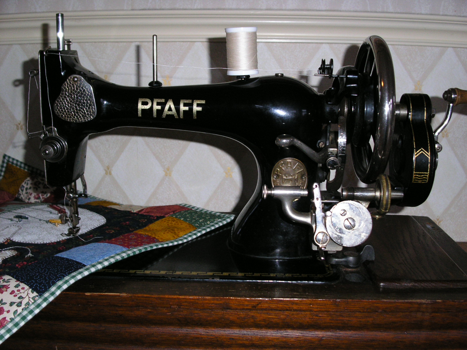 Those lovely Singer Featherweights (and other vintage sewing machines