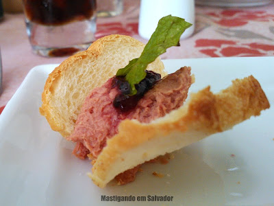 Confraria das Ostras: Carpaccio de Red Angus com Patê de Fígado de Pato, Geléia de Amora e Minitorradas