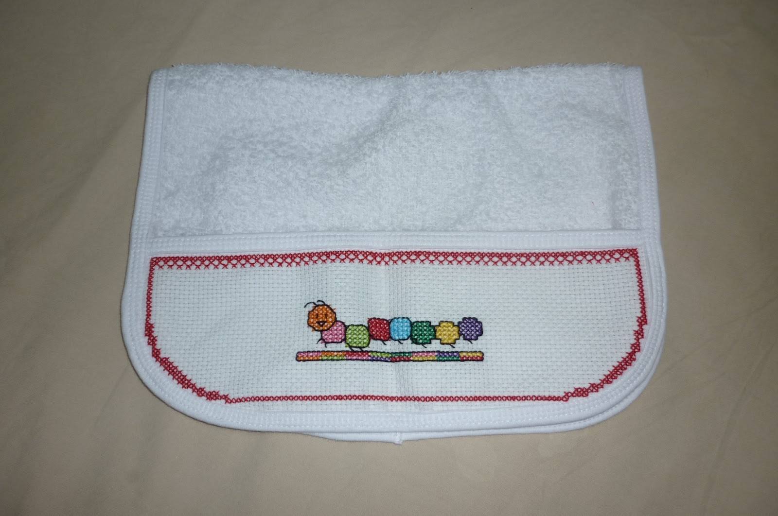 Lila Crafts Studio - By Liliane Fogaça: Babador Infantil Centopéia