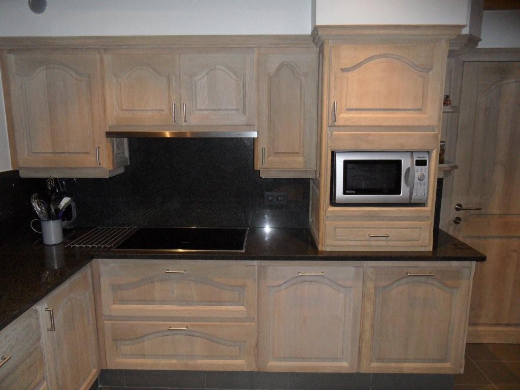 Oude eiken keuken opknappen: oude keuken afbreken.