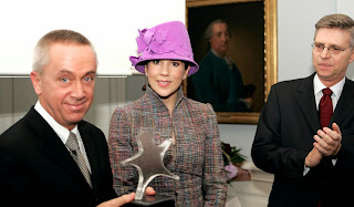 2004-12-06+Philips+Nordic+Prize.+Philip+Treacy+hat.2.jpg