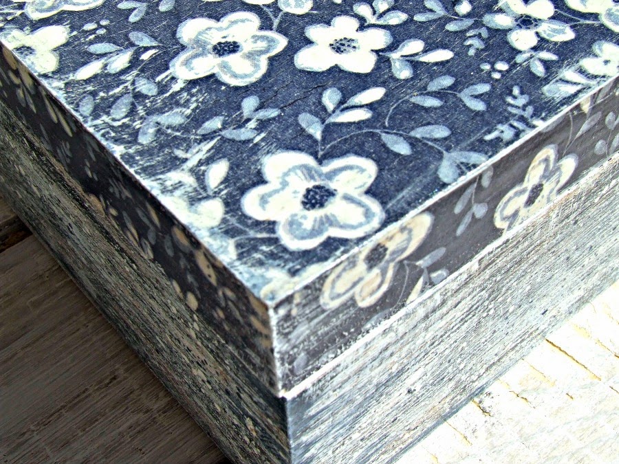 Pudełko vintage decoupage z motywem niebieskim kwiatów. Pudełko hand made by Eco Manufaktura Pudełko vintage decoupage z motywem niebieskim kwiatów. Pudełko hand made by Eco Manufaktura