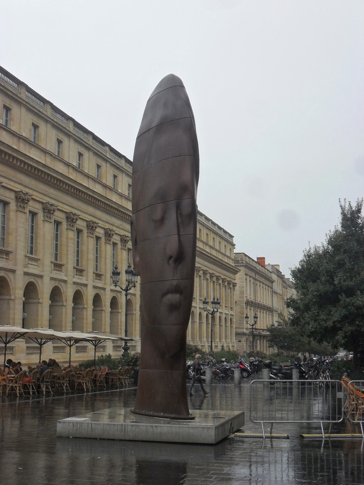 Bordeaux Wonderful towns in Europe 3 Statues in Bordeaux.