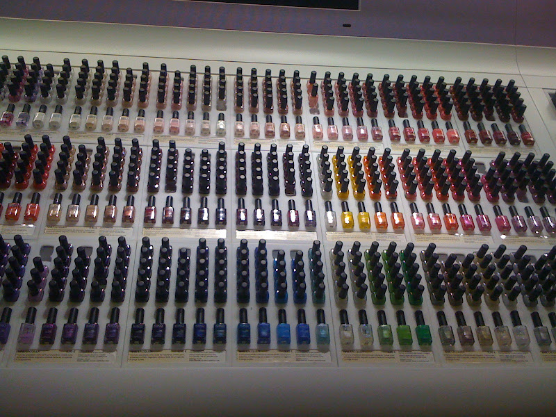Detalhe: os esmaltes têm mostruário pra você poder provar. FALA title=