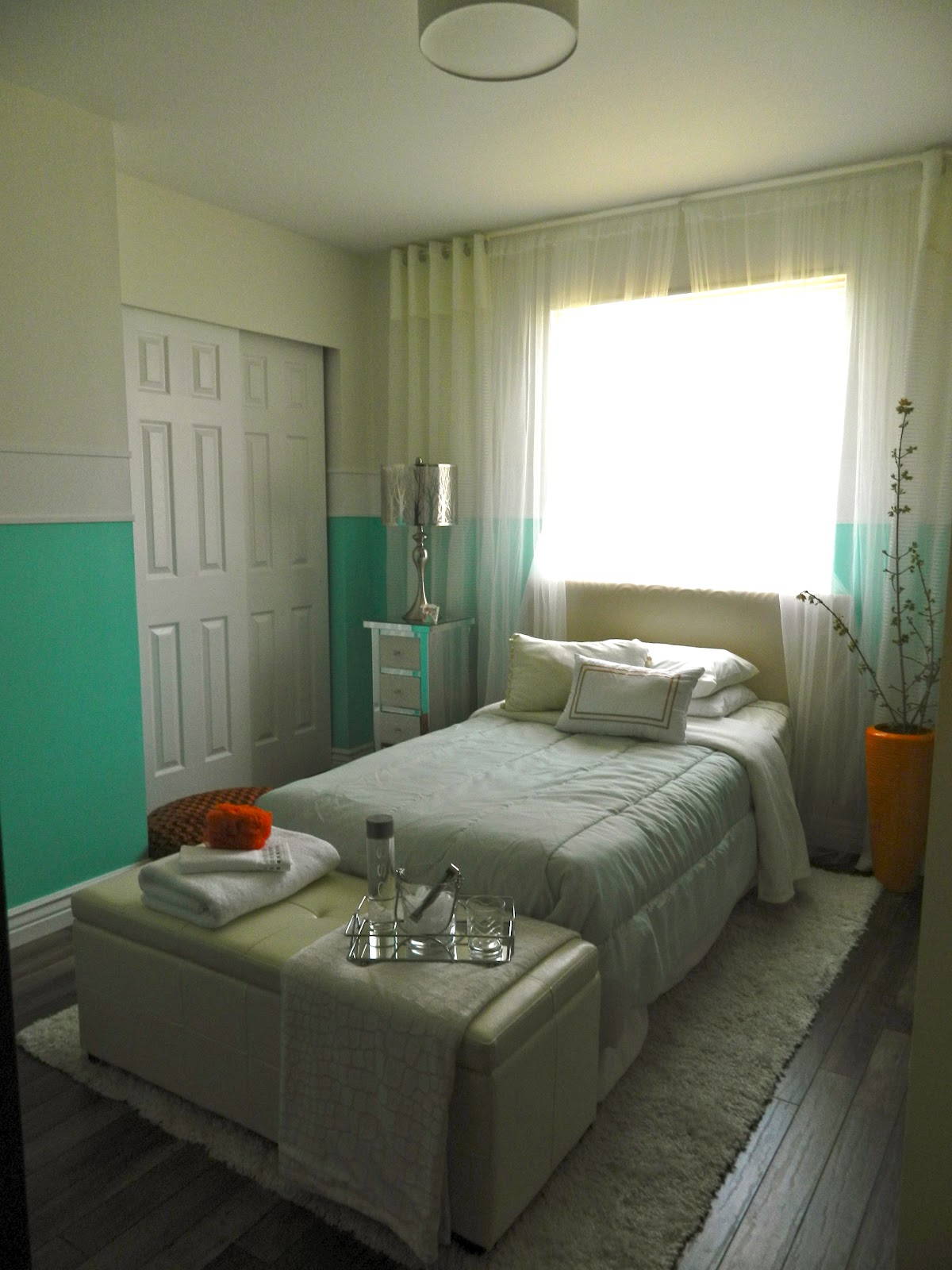 View How To Decorate A Very Small Guest Bedroom Background