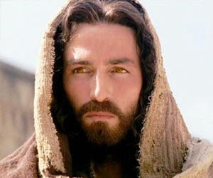 Jesús le respondió: "Yo soy el Camino, la Verdad y la Vida. Nadie va al Padre, sino por mí."