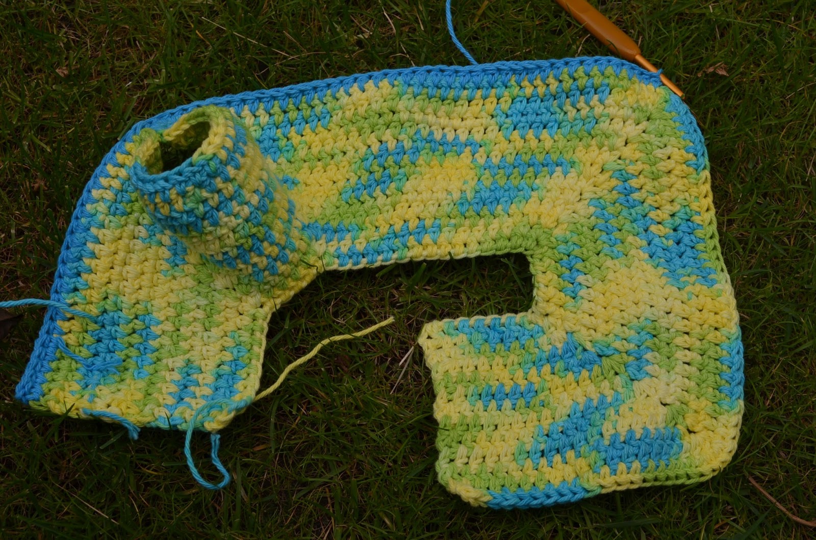 vicarno's mama English version free crochet pattern colourfull baby vest