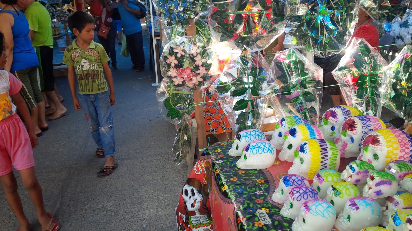 Resultado de imagen para fotos venta de flores por dia de muertos en zihuatanejo