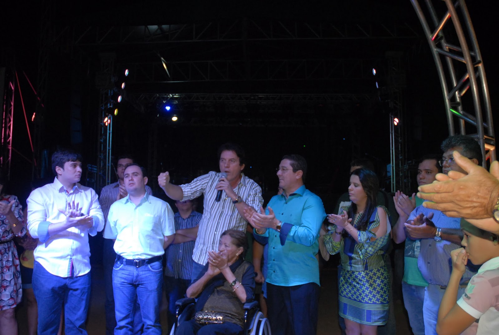 PELO POVO ALTORODRIGUENSE EMOCIONA O EXPREFEITO QUE COMEMOROU JUNTO PELO POVO ALTORODRIGUENSE EMOCIONA O EXPREFEITO QUE COMEMOROU JUNTO