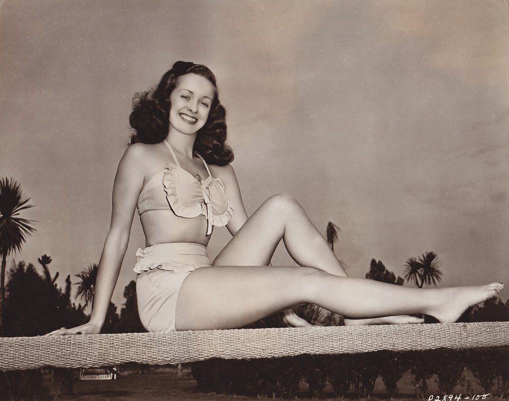 Amazing Historical Photo of Noel Neill in 1944 