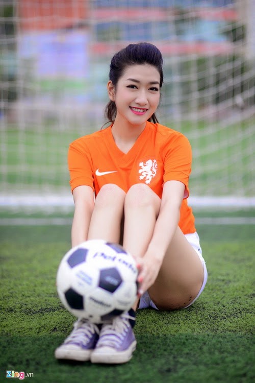 Người mẫu với đôi chân dài 1m14 yêu thích đội tuyển Hà Lan