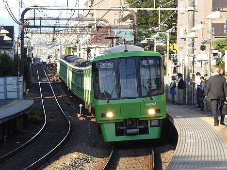 京王電鉄　9月30日午前だけ運行されたHMなしの高尾山ラッピング列車 