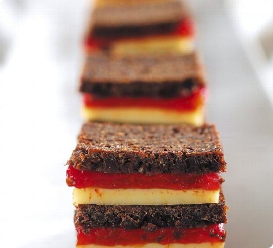 Pumpernickel sandwich with Jarlsberg and peppers Recipe