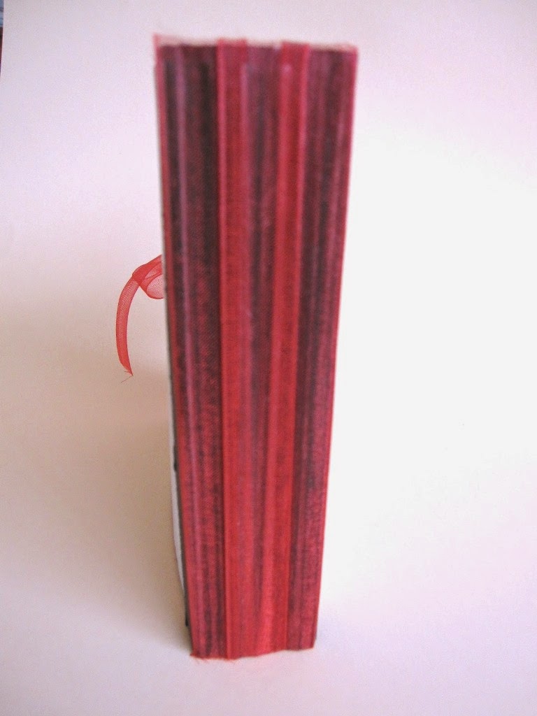 resultado final del tutorial LOVE mini-álbum scrapbook, vista del lomo forrado de cinta de gasa roja