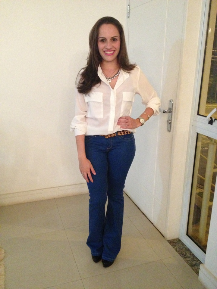 look com calça jeans flare para festa