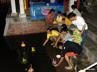 LOY KRATHONG. FLORES EN EL AGUA, BANGKOK. TAILANDIA