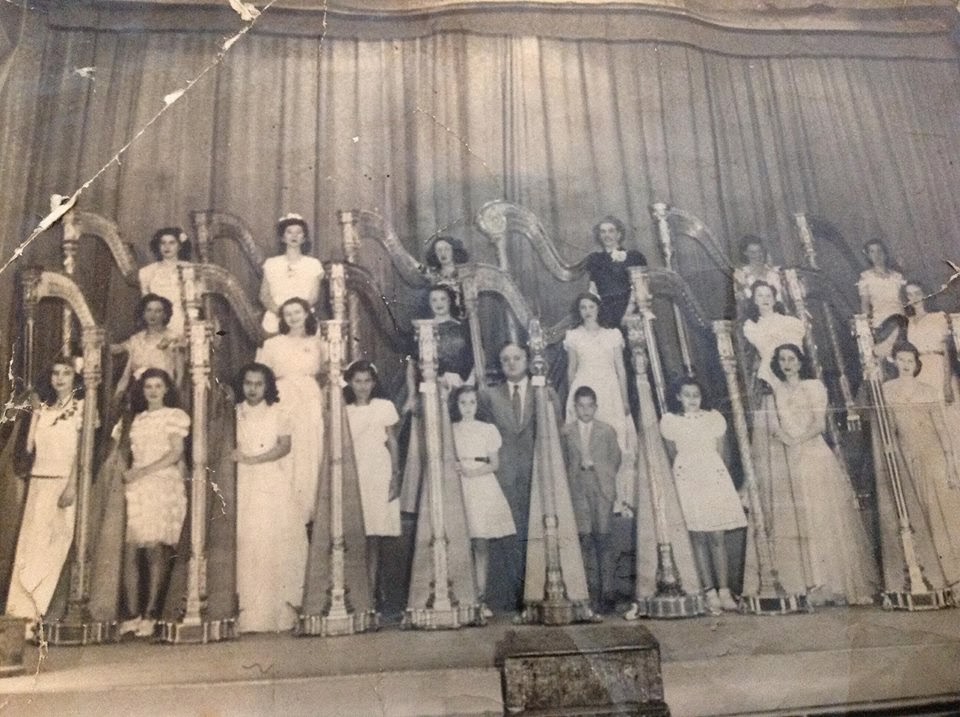 FOTO DE AUGUSTO SEBASTIANI CON TODAS SUS ALUMNAS