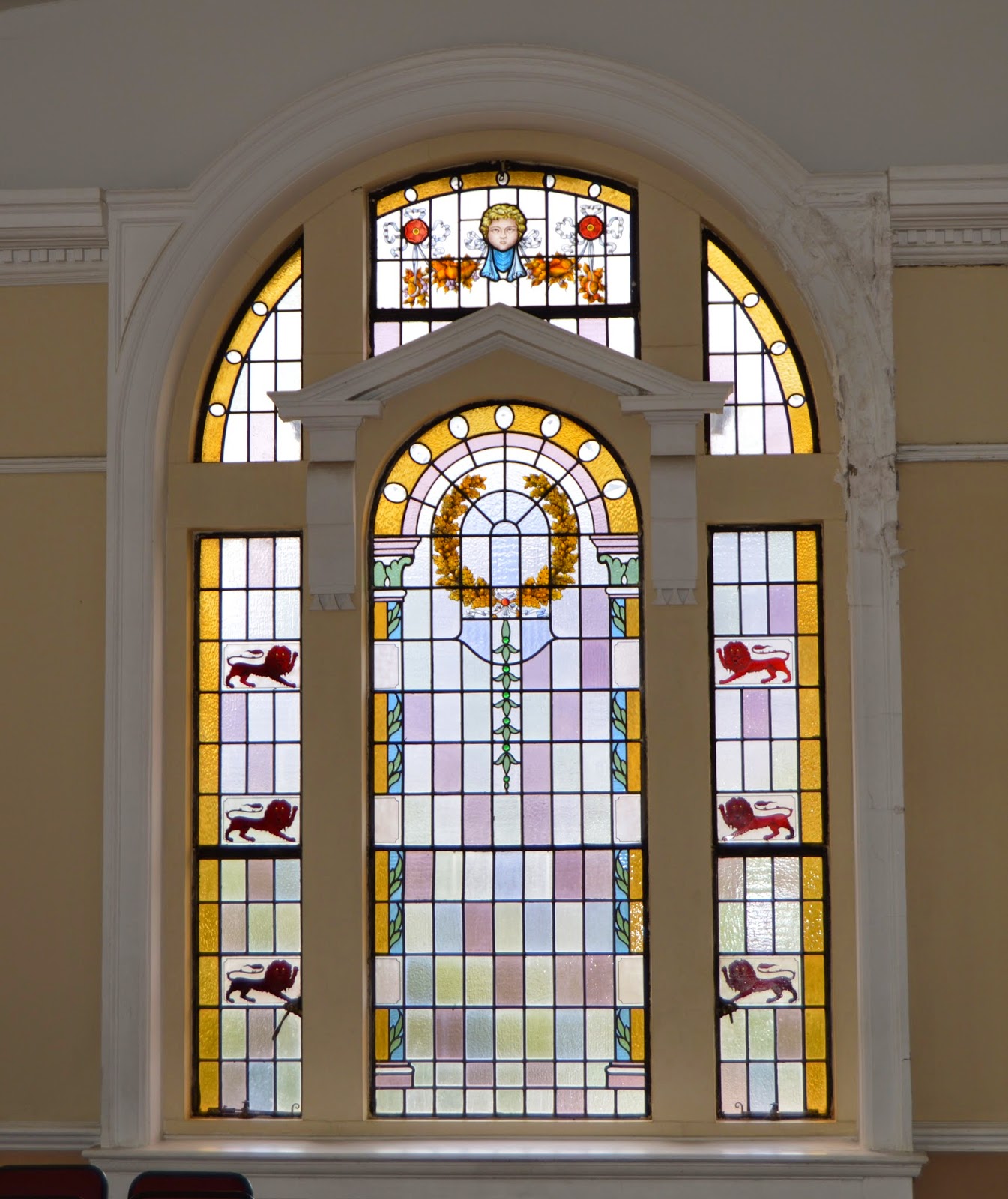 De Oude Huize Yard Stained glass and details of The Town Hall of