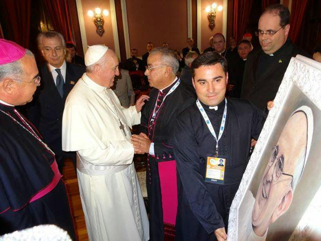 Papa Francisco recebendo o quadro