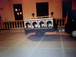 Transporte del grupo con las fotos de "The Beatles"
