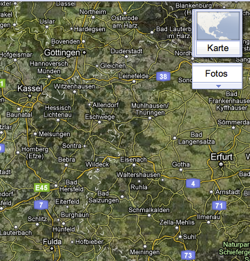 Ein Screenshot zeigt eine Karte in Google Maps. Oben rechts in der Ecke sind die Buttons "Karte" und Fotos".