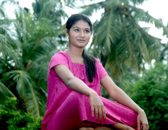 http://1.bp.blogspot.com/-YifPZC6R1Ro/T1uR704WOSI/AAAAAAAADAI/NCfV3QN_r3o/s1600/aayiram-muthangaludan-thenmozhi-movie-pics13.jpg