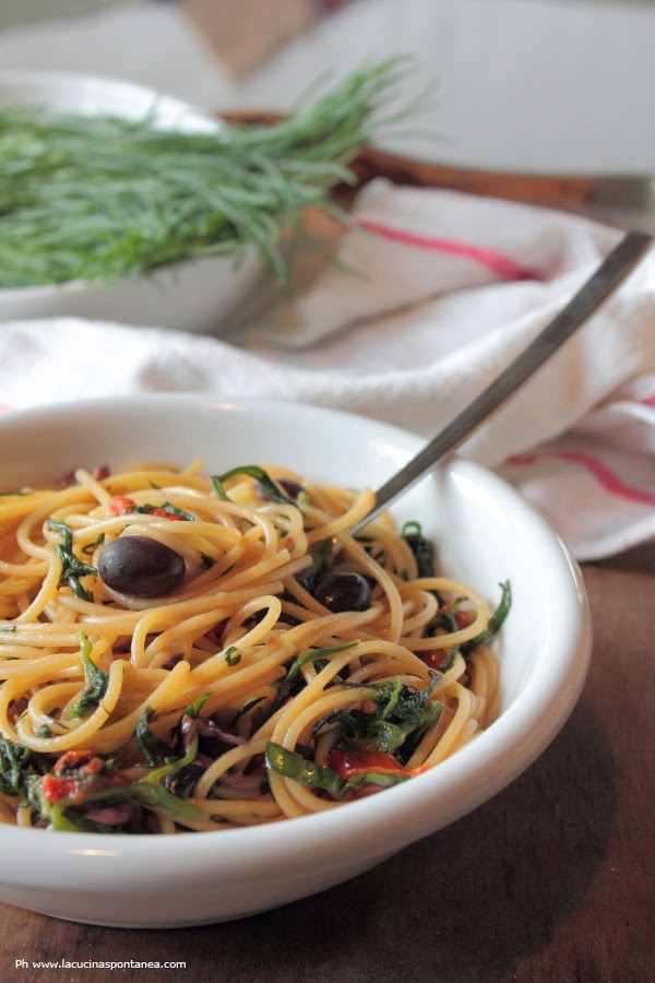 Spaghetti agretti, olive e pomodori secchi