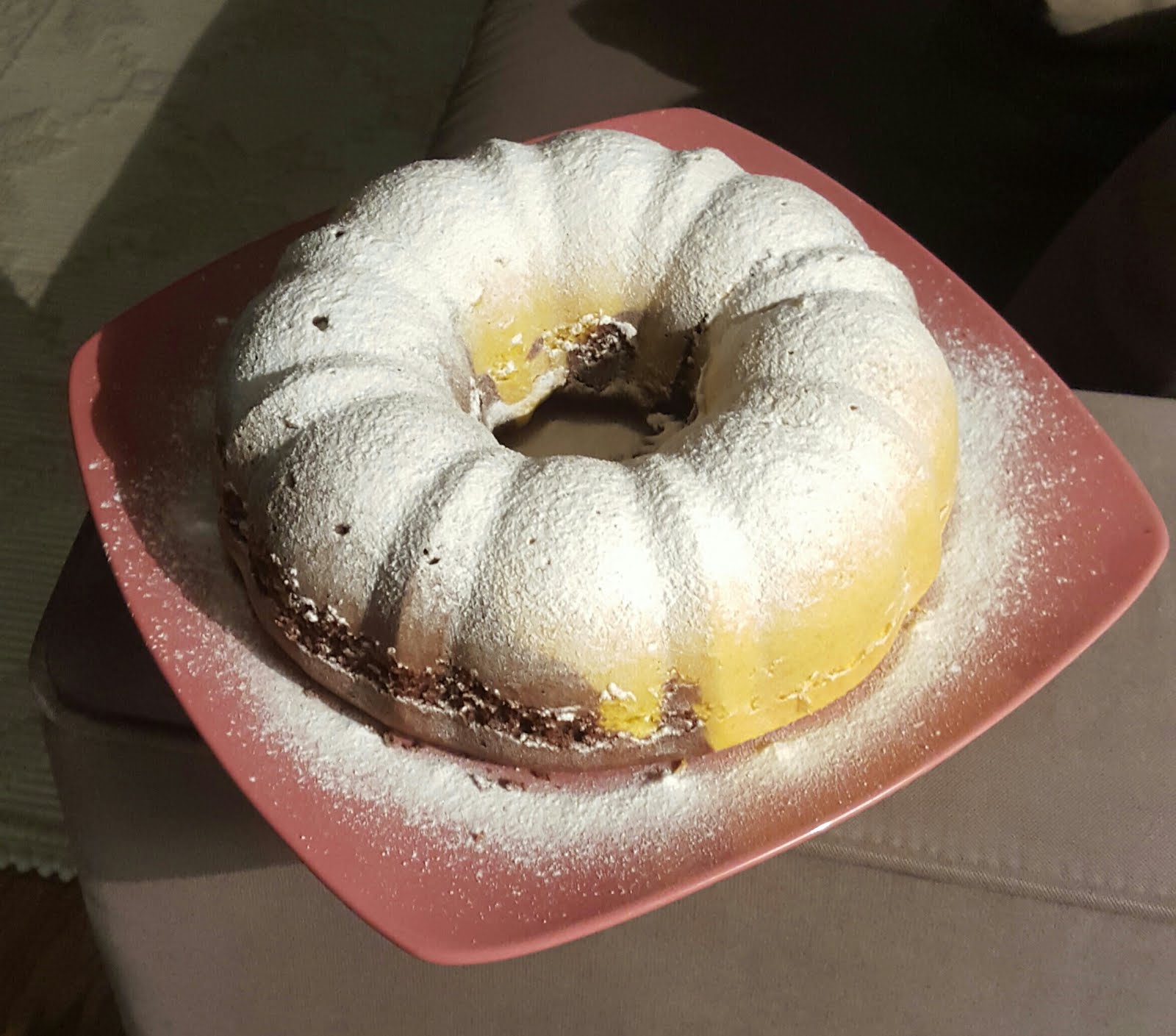 Ciambella marmorizzata con zucchero a velo