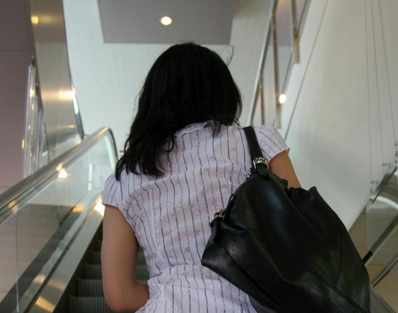 Ngintip Rok Mini Cewek Di MALL | Blog Aneh