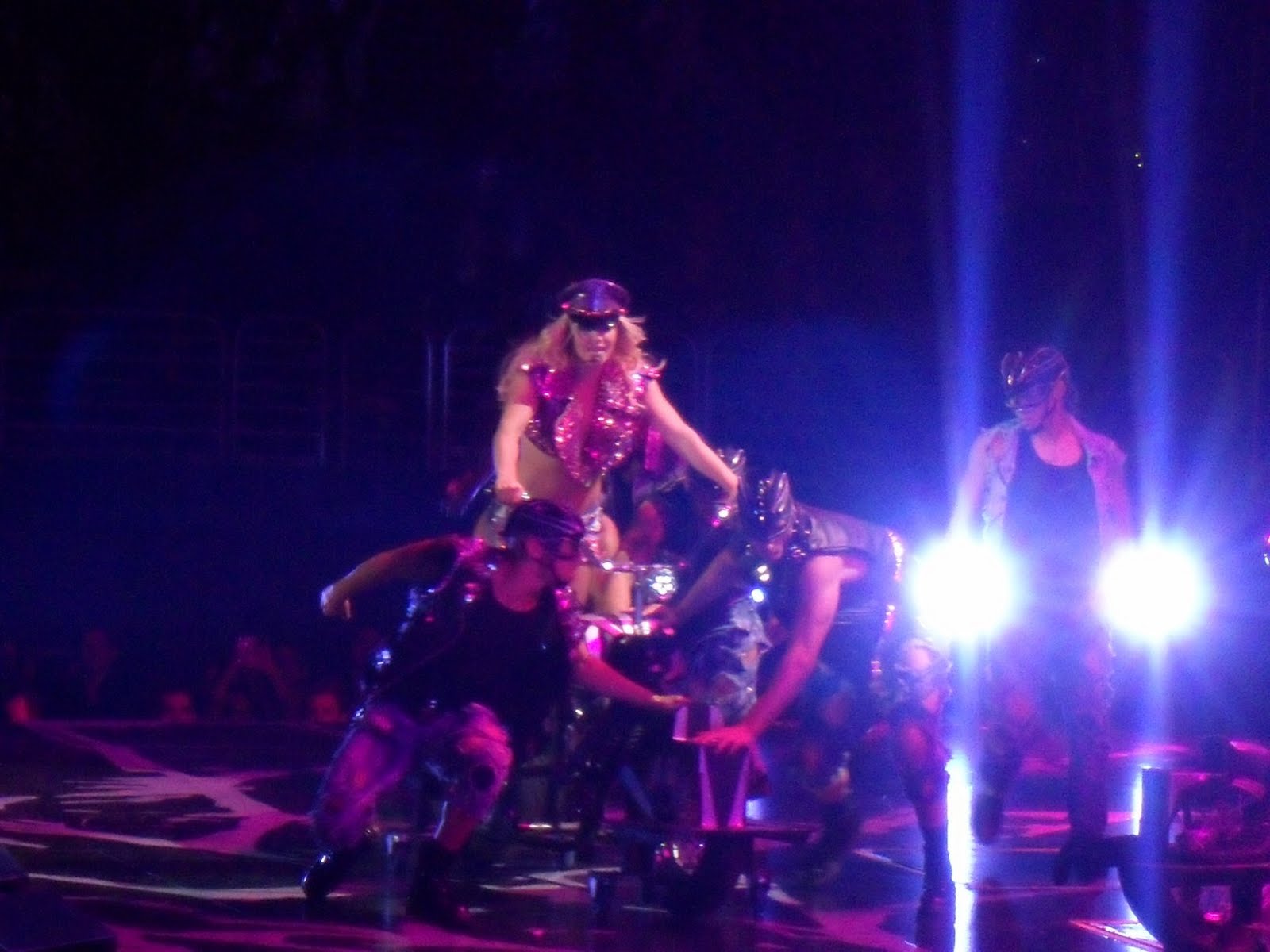 http://1.bp.blogspot.com/-Yq0iKMIdiOw/TmJa8W-DIpI/AAAAAAAACho/6HVHSYmLT3U/s1600/Britney+Spears+2011+July+14.jpg