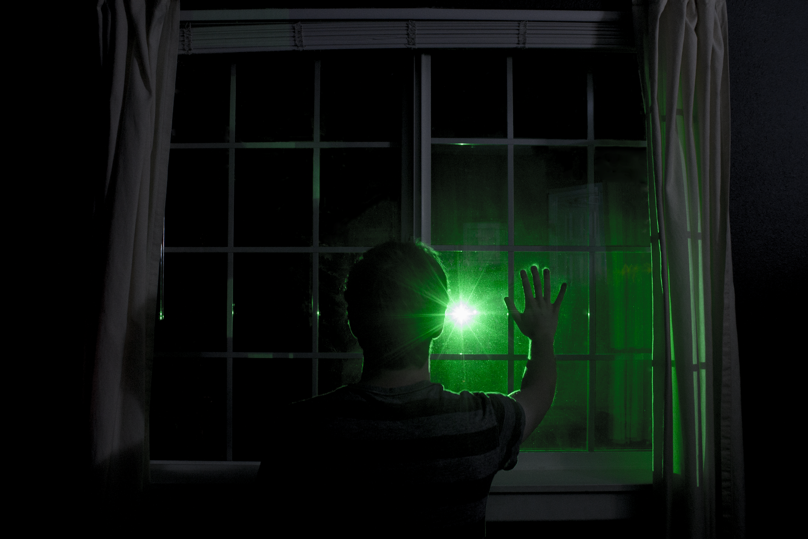 what does the green light symbolize in the great gatsby