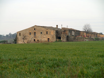 El mas de Torroella de Dalt des del Camí Vell d'Artés El mas de Torroella de Dalt des del Camí Vell d'Artés