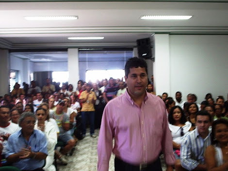 PREFEITO LÉO BRITO É APLAUDIDO EM SUA CHEGADA Á CAMARA