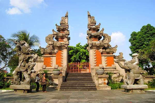 Mengenal Lebih Dekat Rumah Adat Bali, Gapura Candi Bentar - Yuk Piknik