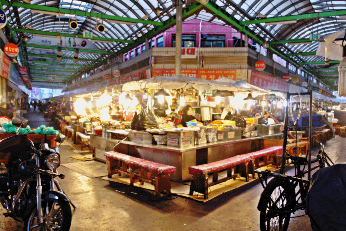 Early morning at Gwangjang market Traditional Gwanjang Market | www.meheartseoul.blogspot.com