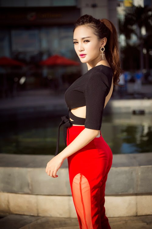 Hot girl Kelly ăn vận táo bạo trên phố mùa hè