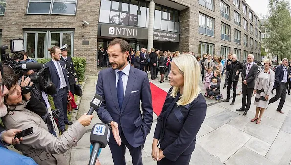 The couple attended the opening of the laboratory "SINTEF Energy", the opening of an innovation center for students at the Norwegian University of Technology