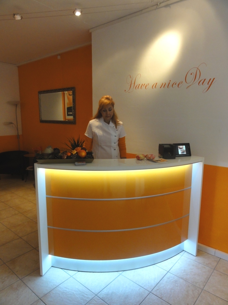 Colour up your office !: Kleine runde orange Empfangstheke mit