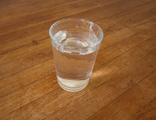 Manual de Oratoria: ¿Por qué "vaso 'de' agua' y no "vaso 'con' agua"?