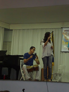 Pedro  Leite (percussão)  e  Luiza Aguiar (voz)
